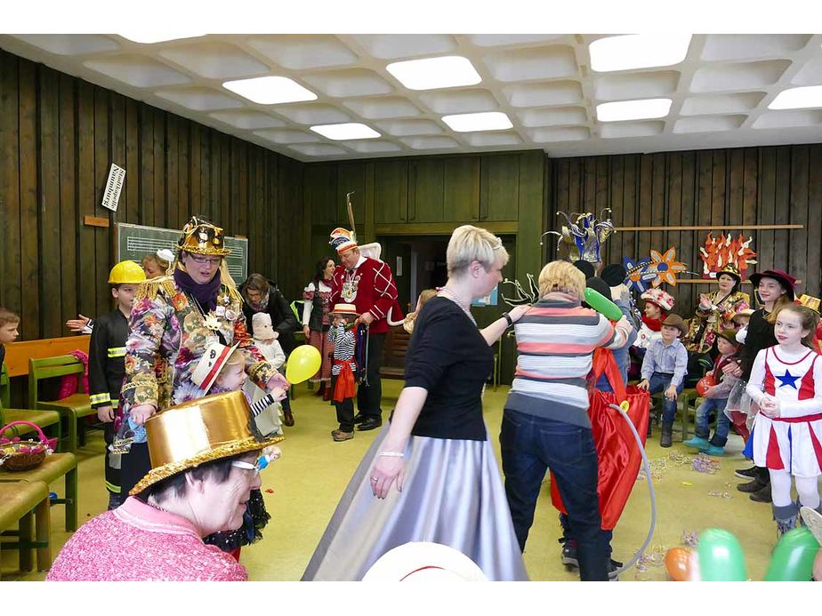 Naumburger Prinzenpaare mit Hofnarren besuchen den Kindergottesdienst (Foto: Karl-Franz Thiede)